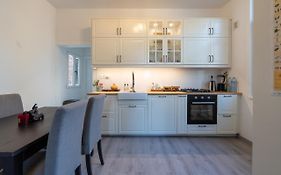 Large Room In House W Shared Kitchen & Bathroom W Free Parking Bluecard